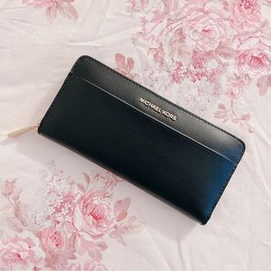 Michael Kors Saffiano Leather Continental Wallet in Black NWT 🖤